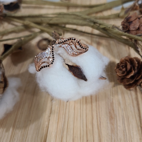 🩷🖤NEW🩷🖤EXQUISITE!! CZ Hollow Flower Lear Earrings in ROSE GOLD Plating - Picture 14 of 15